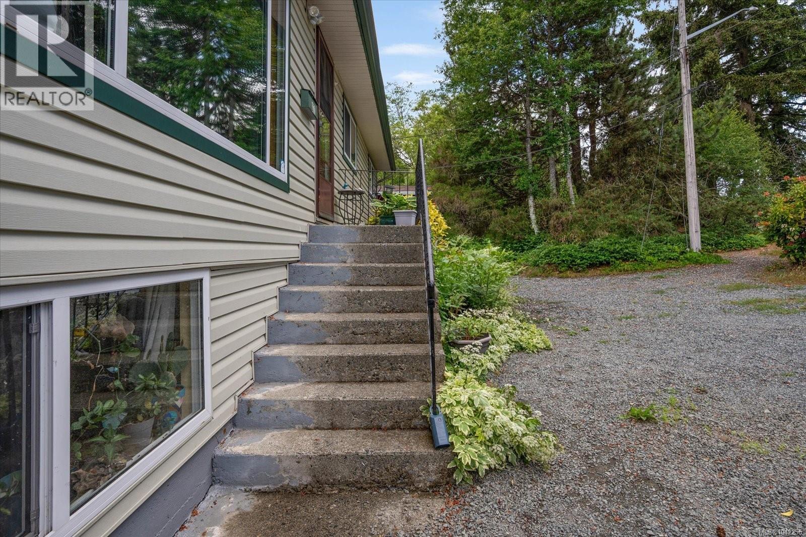 671 Beaconsfield Rd, Nanaimo — photo 2