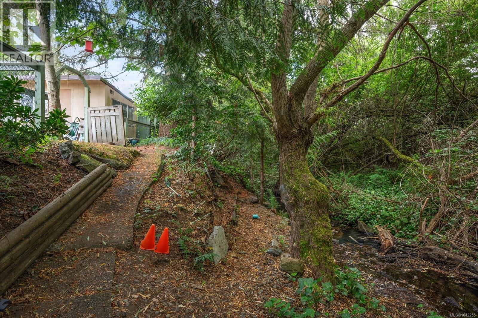 671 Beaconsfield Rd - 33