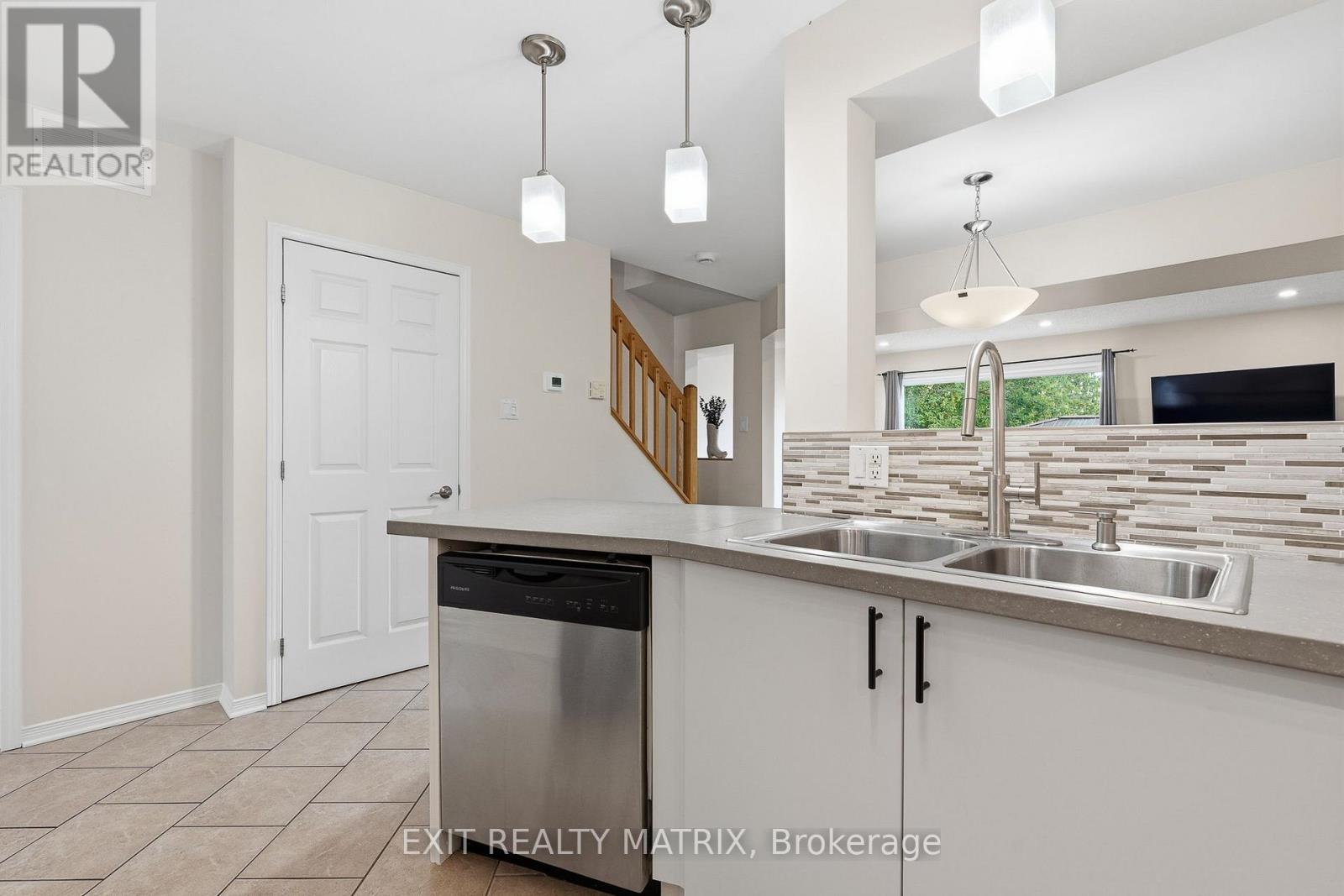 2 Bed, 3 Bath House for Sale in Russell – 49 FORGET STREET, Russell – MLS# X13520216 - Image 6