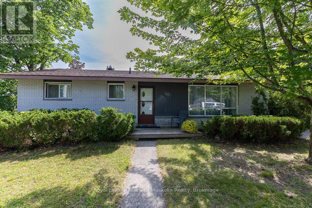 880 SARAH STREET N - 1