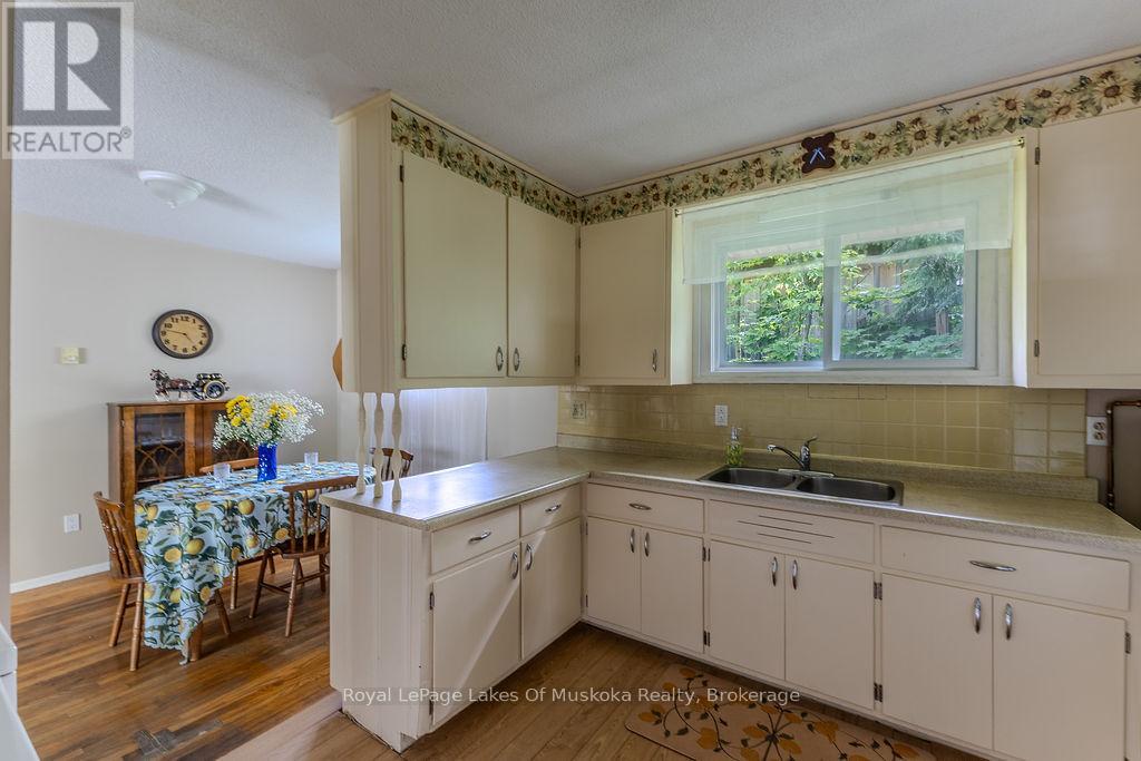 880 SARAH STREET N - 11