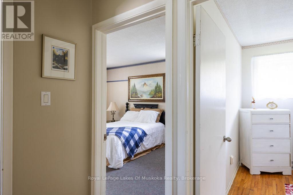 880 SARAH STREET N - 18