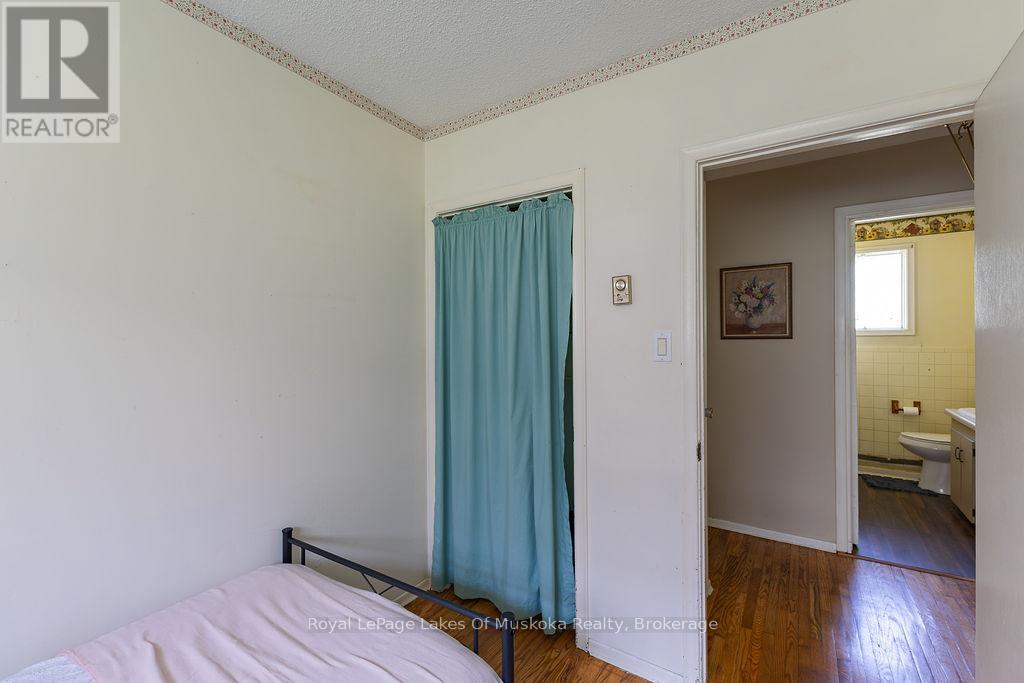 880 SARAH STREET N - 21