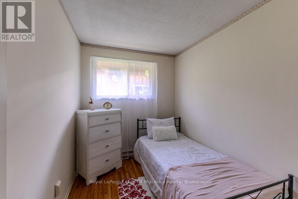 880 SARAH STREET N - 22