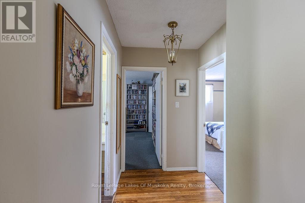 880 SARAH STREET N - 23