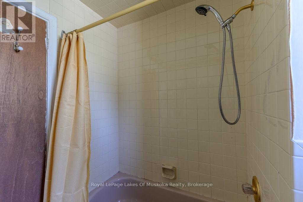 880 SARAH STREET N - 26