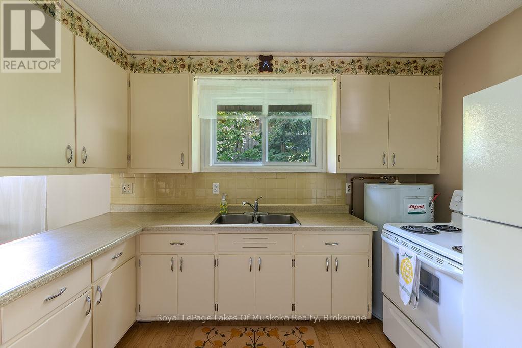880 SARAH STREET N - 9