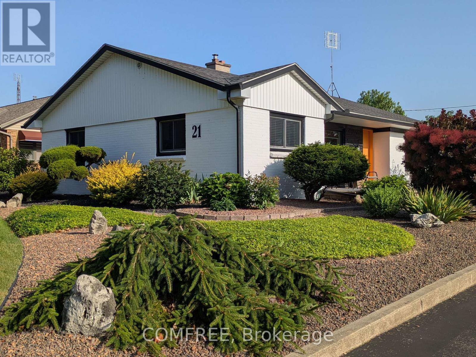 21 SEACLIFF DRIVE W - 1