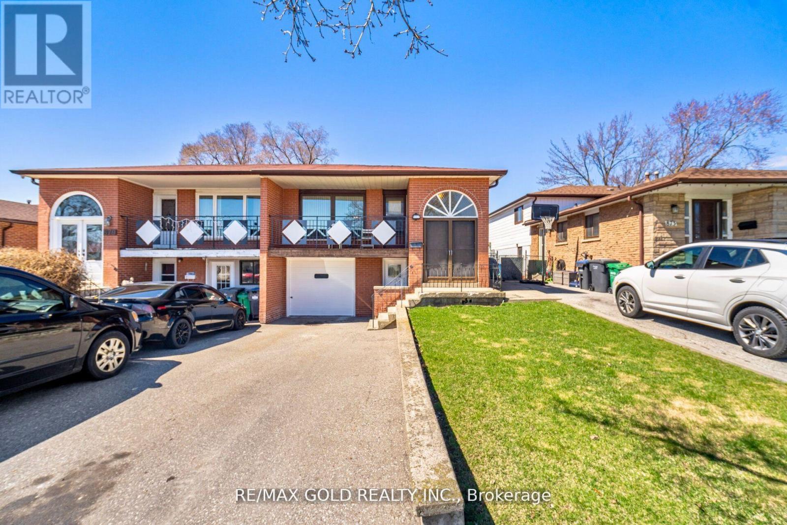 877 CONSORT CRESCENT - 1
