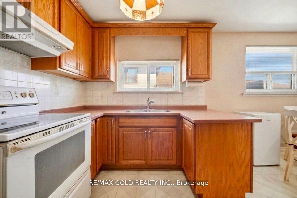 877 CONSORT CRESCENT - 13