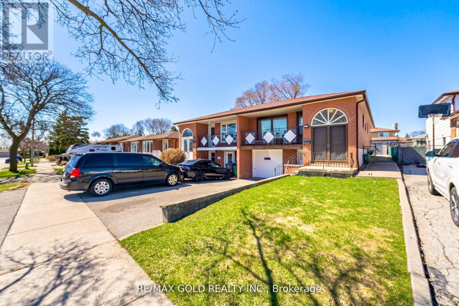 877 CONSORT CRESCENT - 2
