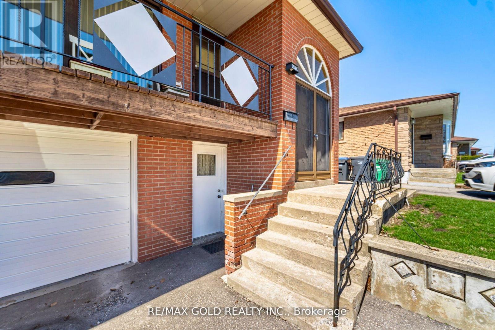 877 CONSORT CRESCENT - 3