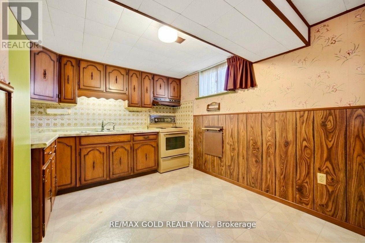 877 CONSORT CRESCENT - 39