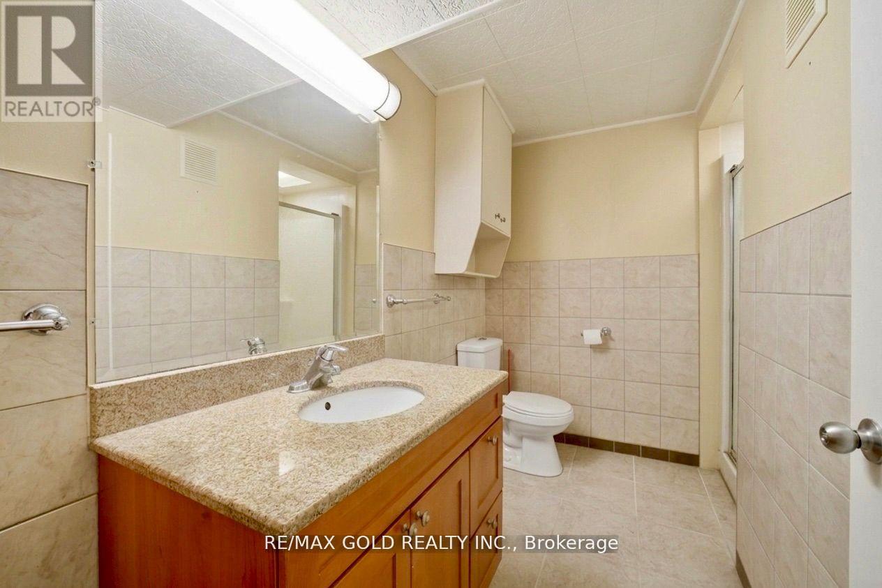 877 CONSORT CRESCENT - 40