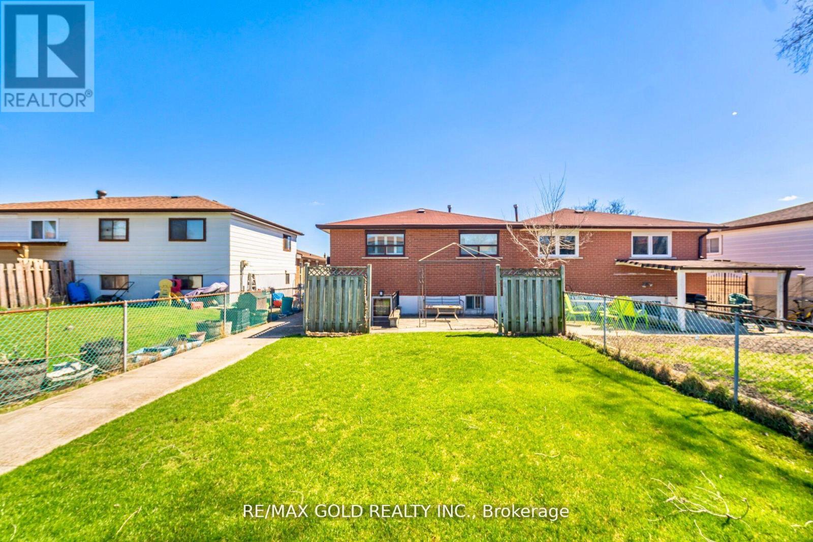 877 CONSORT CRESCENT - 44