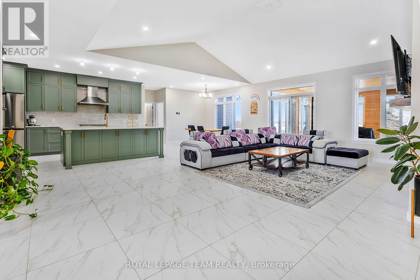 3 Bed, 4 Bath House for Sale in Russell – 224 TRUDEAU CRESCENT, Russell – MLS# X13520390 - Image 11