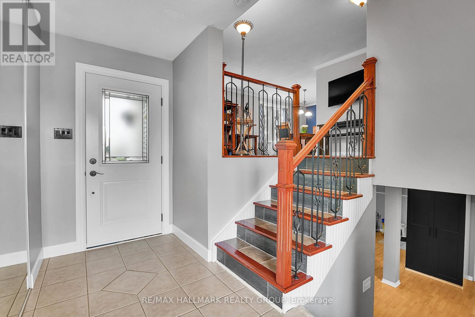 Bright Foyer - Lots of SPAVE