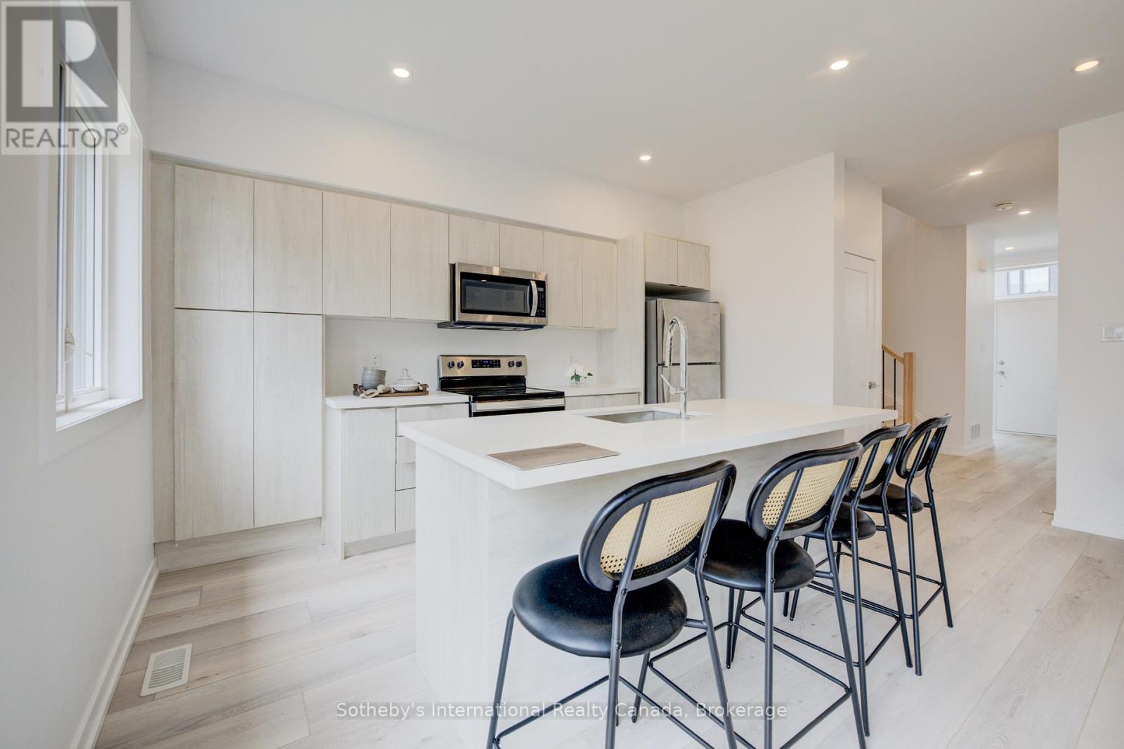 #14 416 DUNDAS STREET S - 14