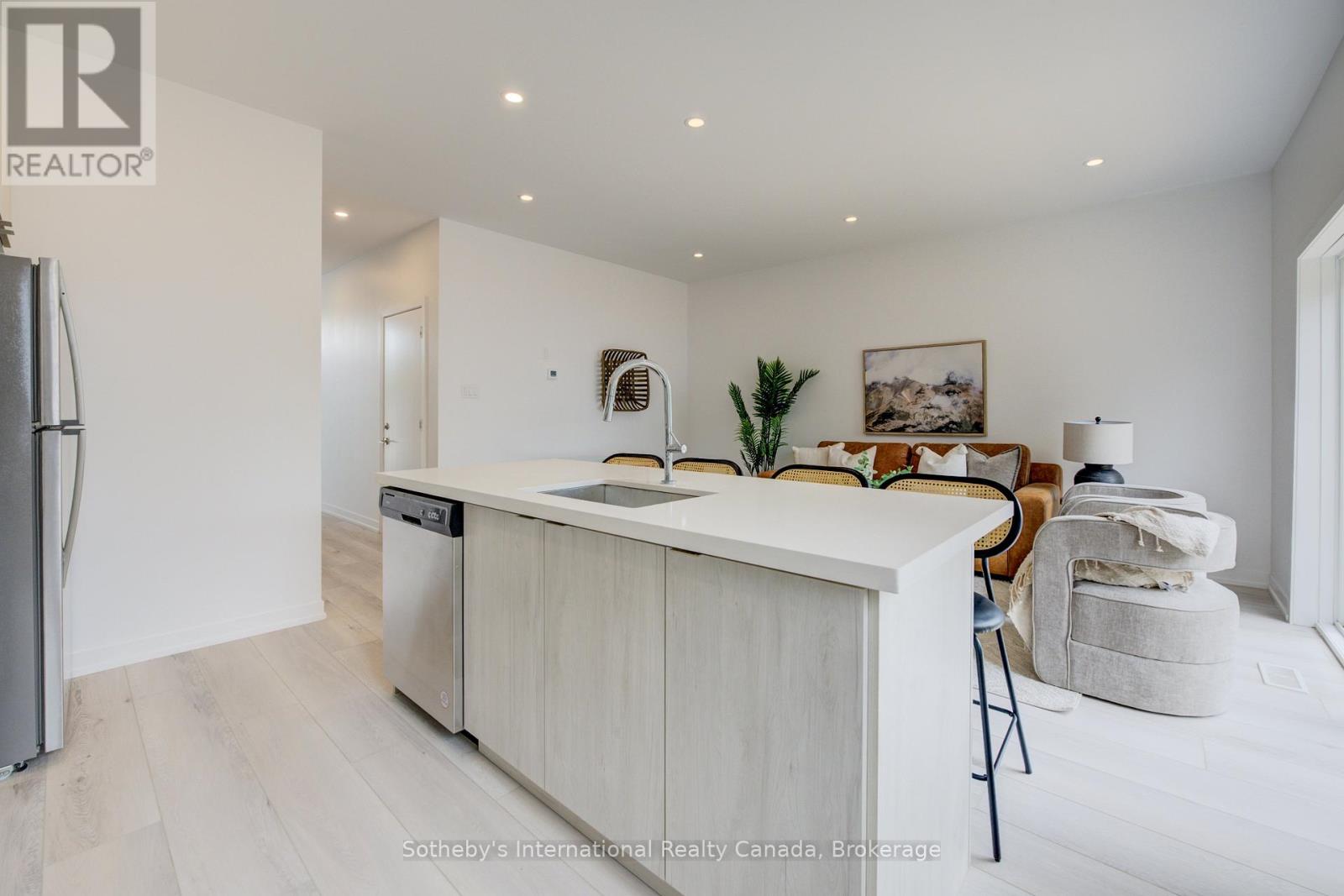 #14 416 DUNDAS STREET S - 18
