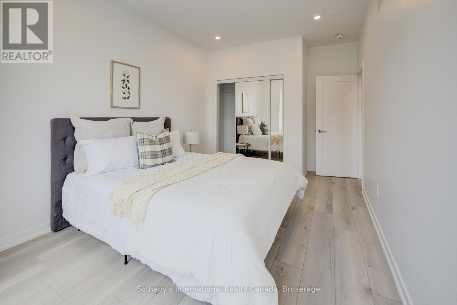 #14 416 DUNDAS STREET S - 31