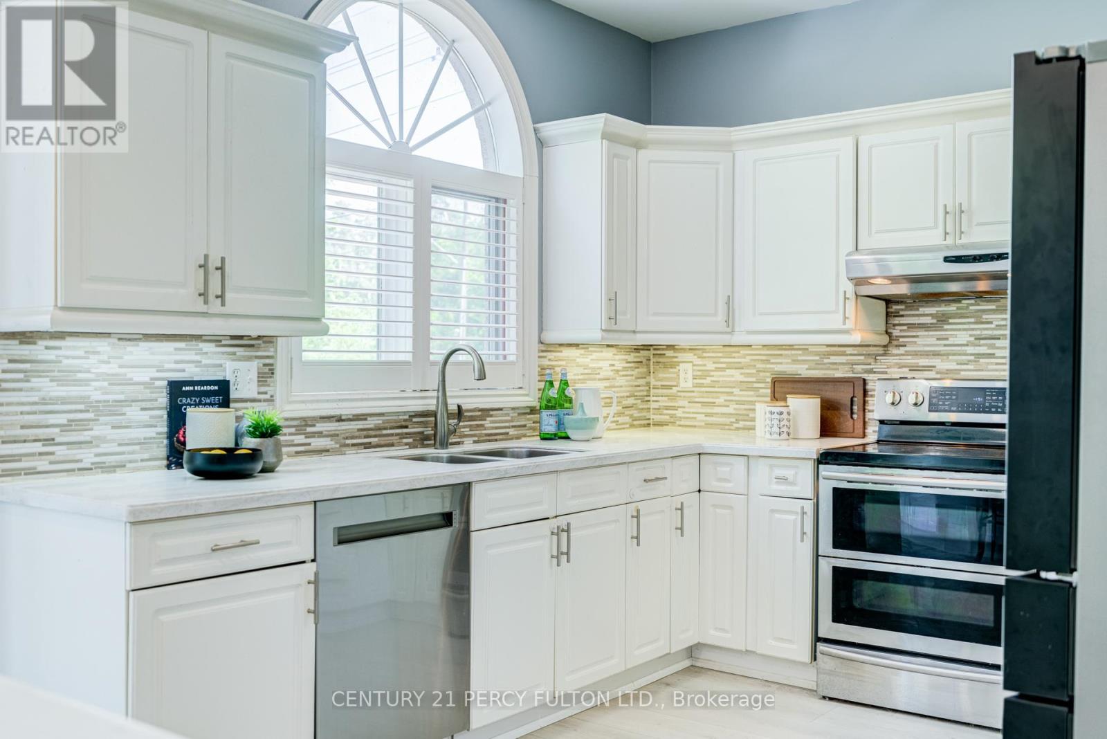 898 BAYLAWN DRIVE - 19