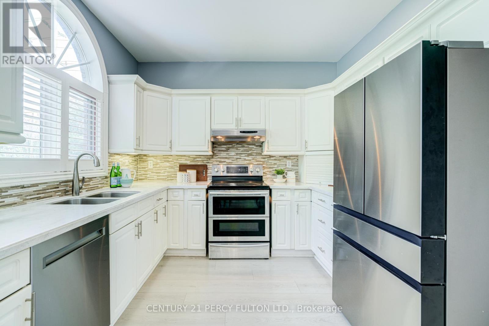 898 BAYLAWN DRIVE - 20