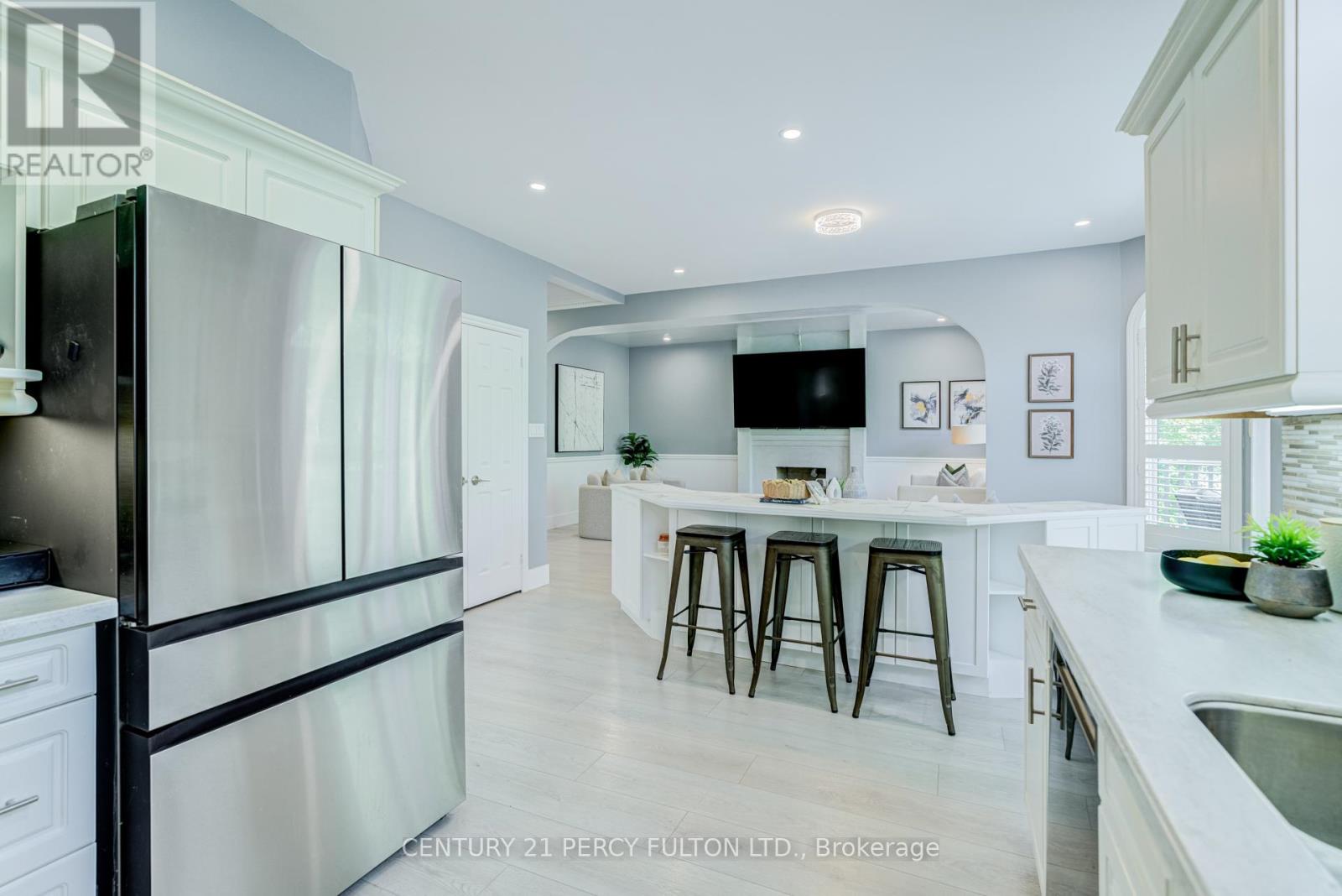 898 BAYLAWN DRIVE - 21