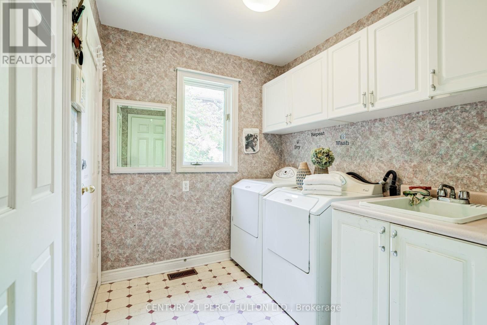 898 BAYLAWN DRIVE - 24