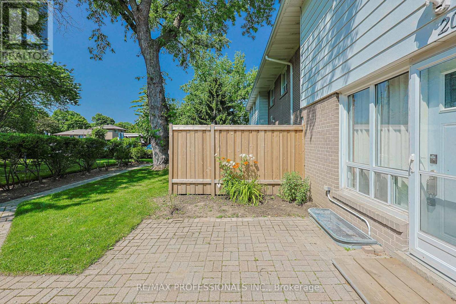 #20 160 CARSBROOKE ROAD - 32