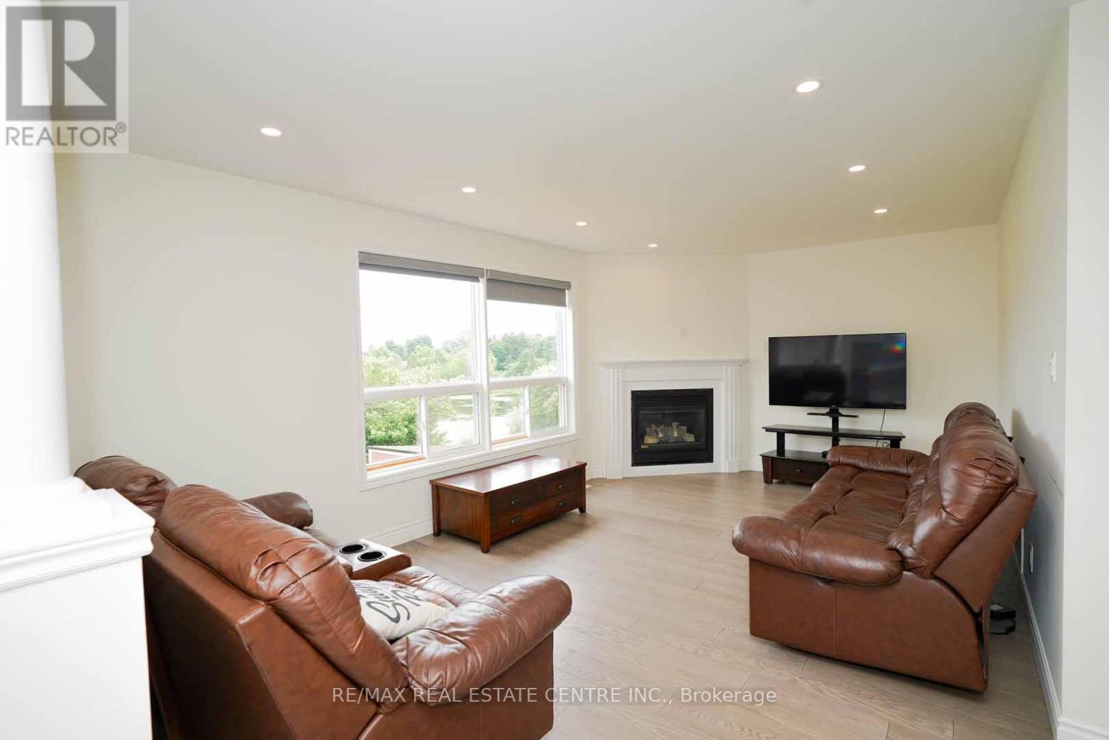 187 ADLER DRIVE - 12