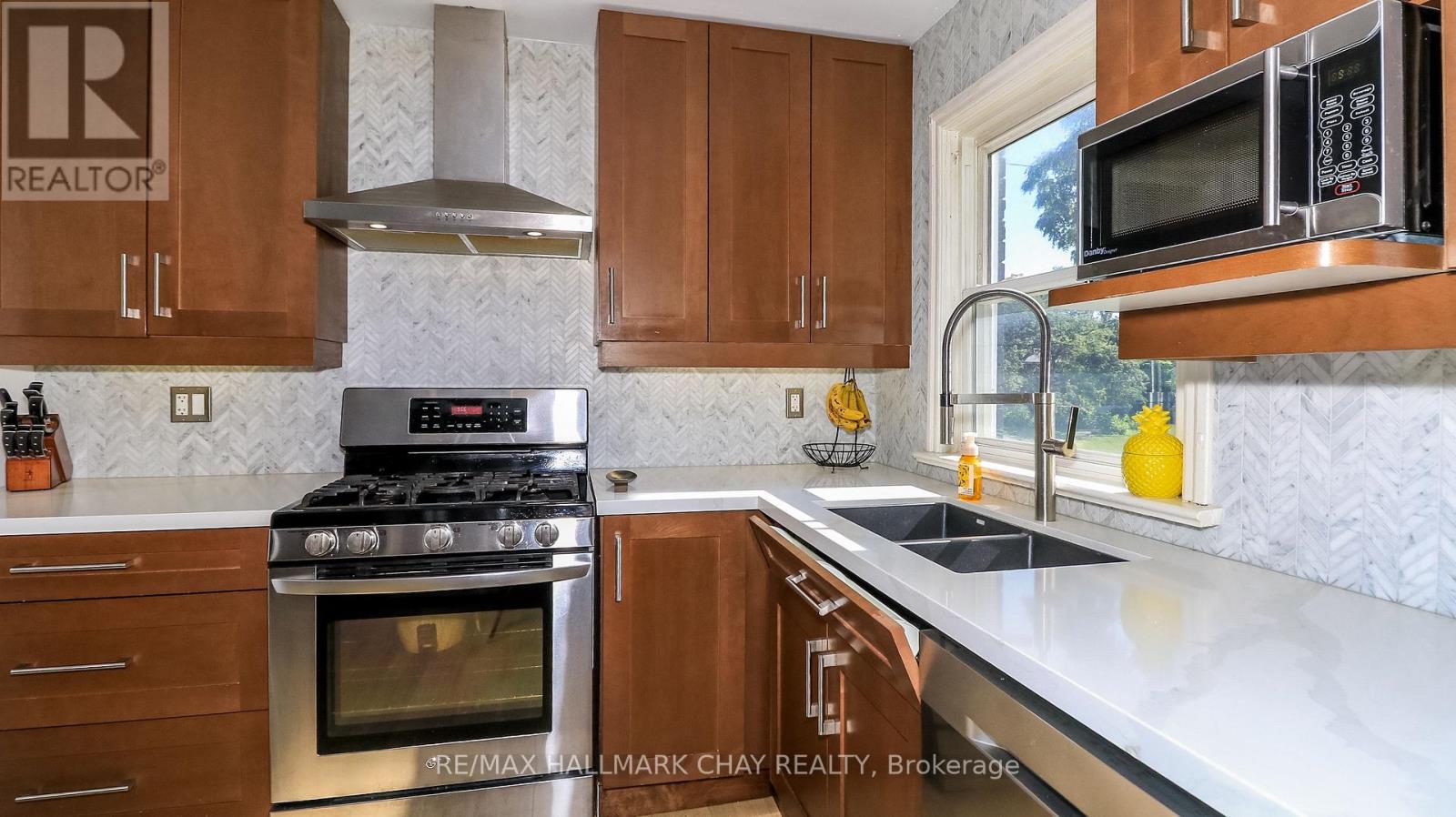 17 BOWMAN AVENUE - 27
