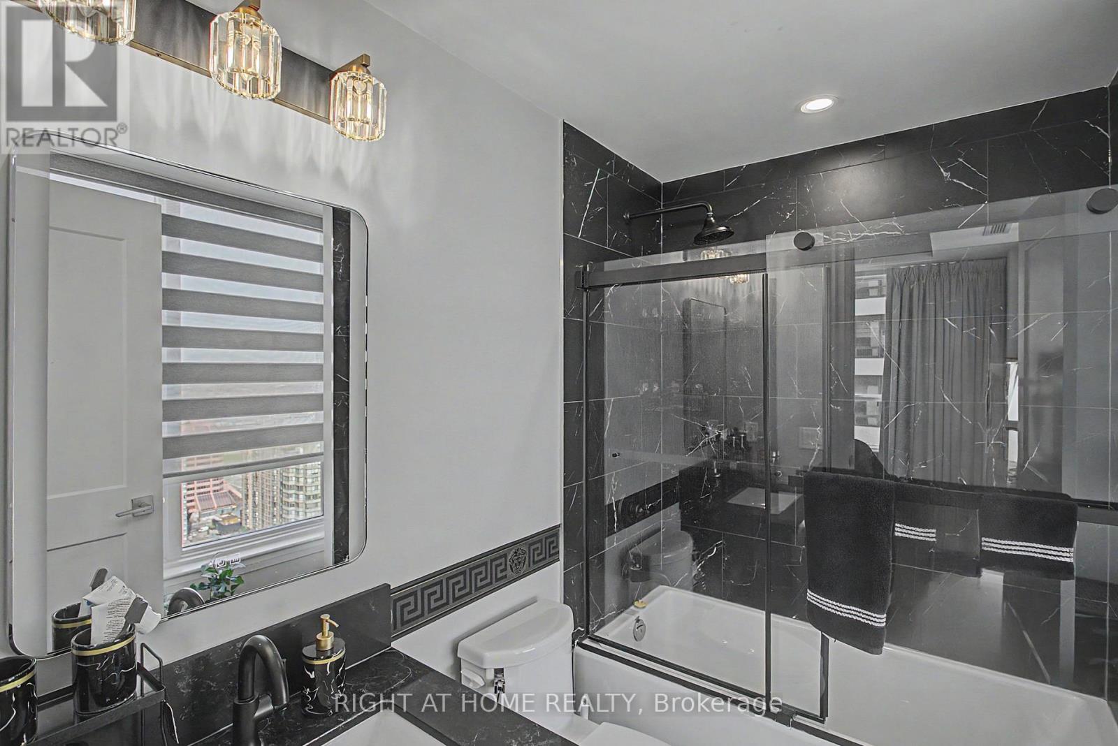 #3202 36 ELM DRIVE W - 15