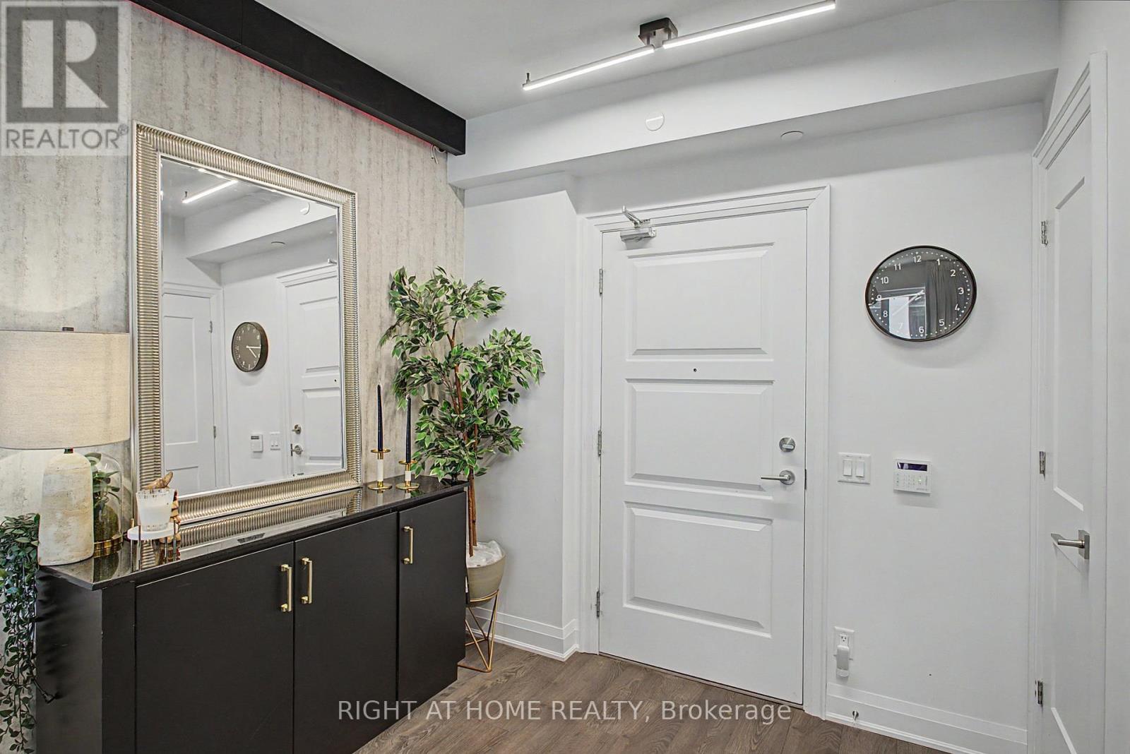 #3202 36 ELM DRIVE W - 4