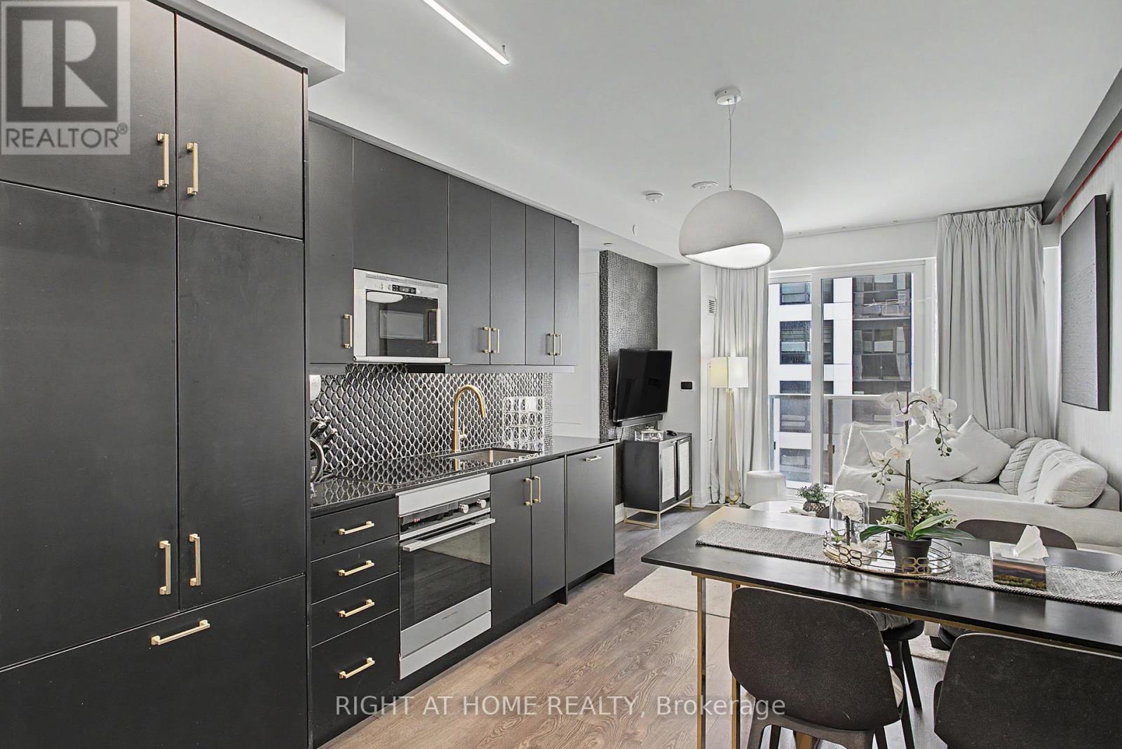 #3202 36 ELM DRIVE W - 6