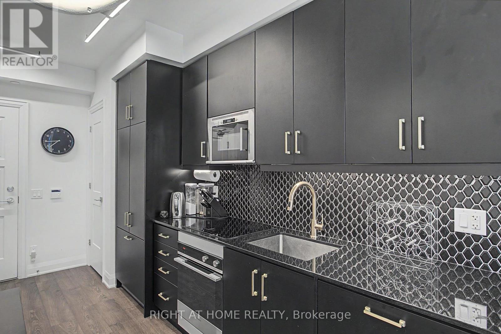 #3202 36 ELM DRIVE W - 7