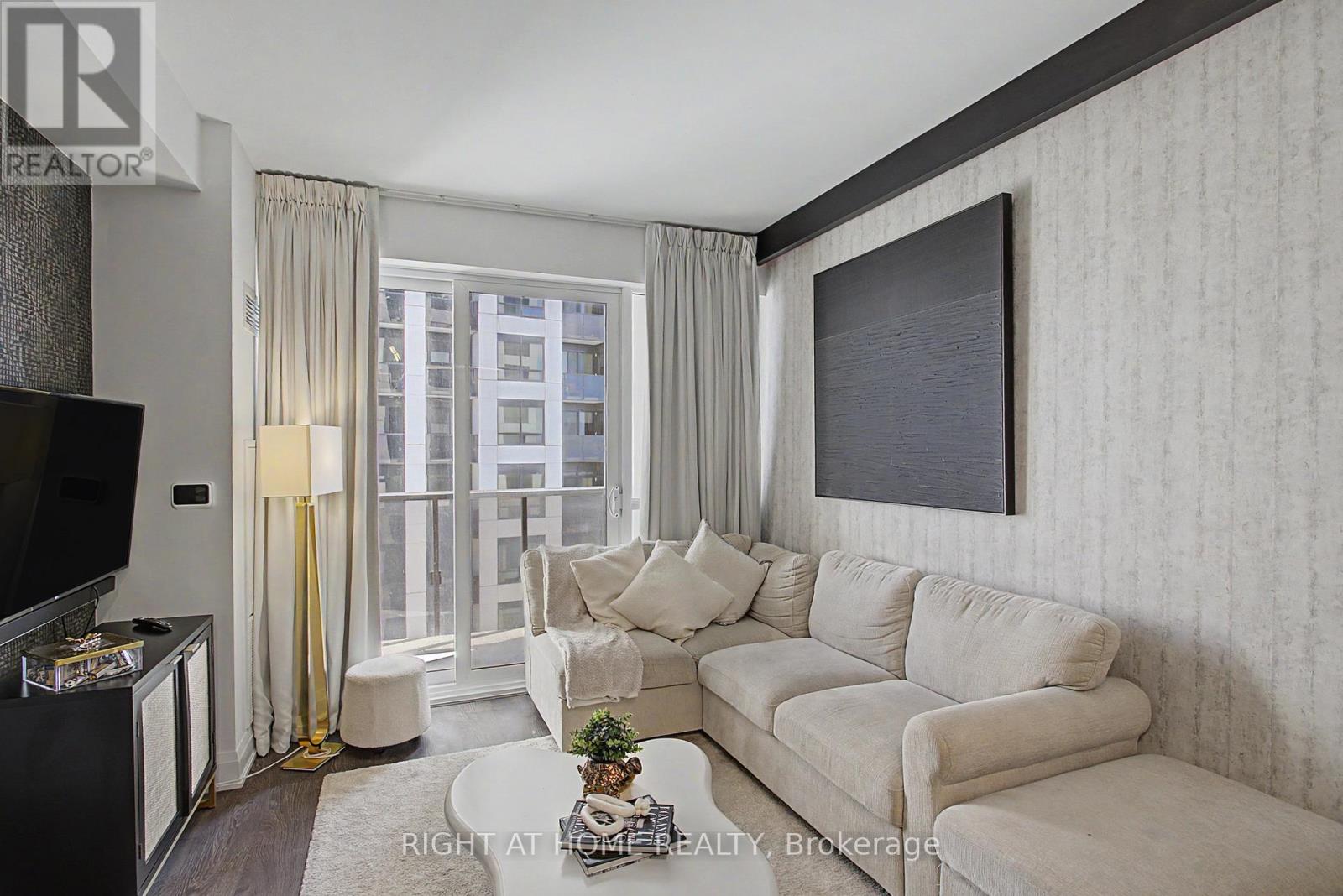 #3202 36 ELM DRIVE W - 8