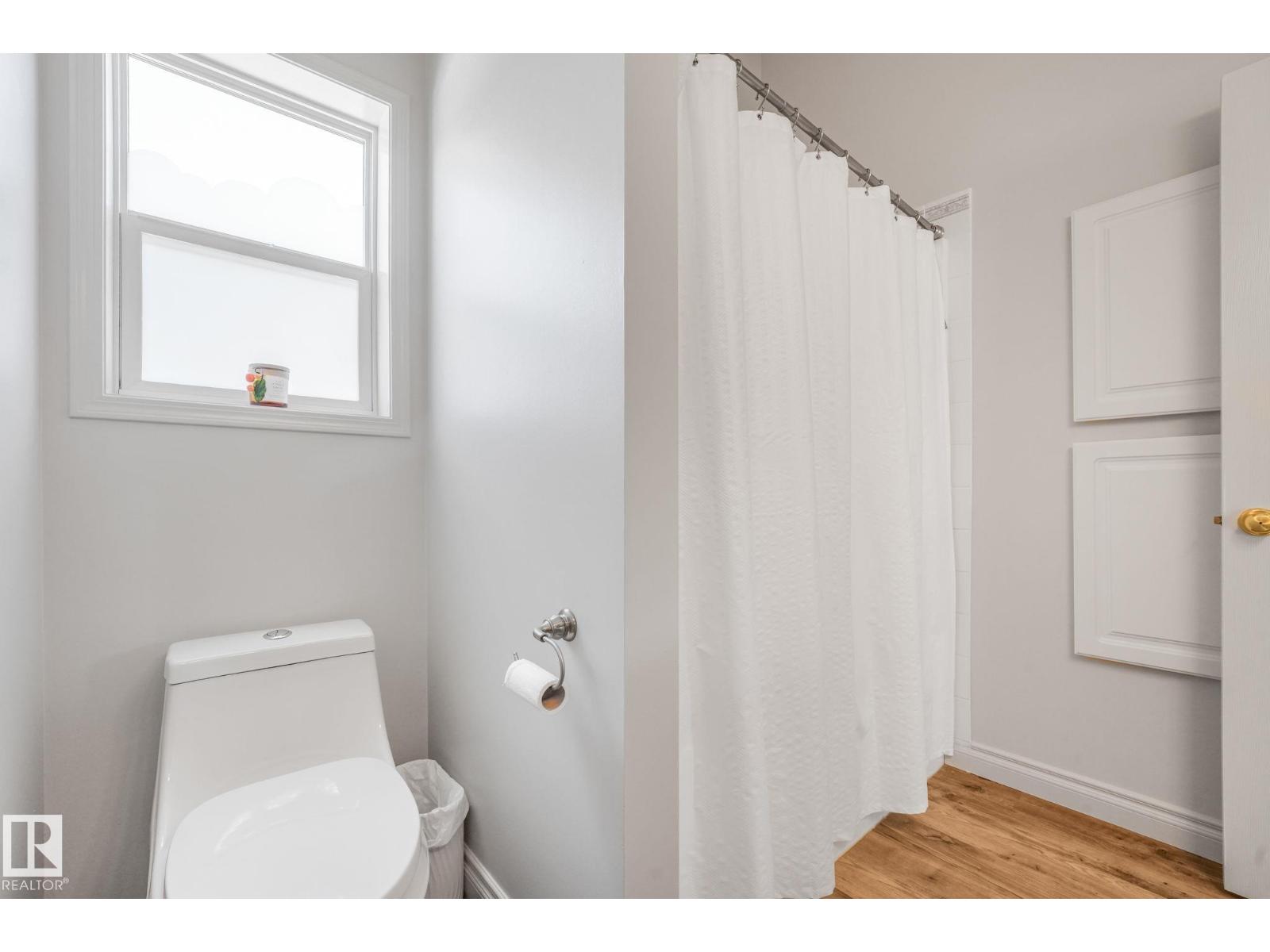 22 LANDSDOWNE DR - 24