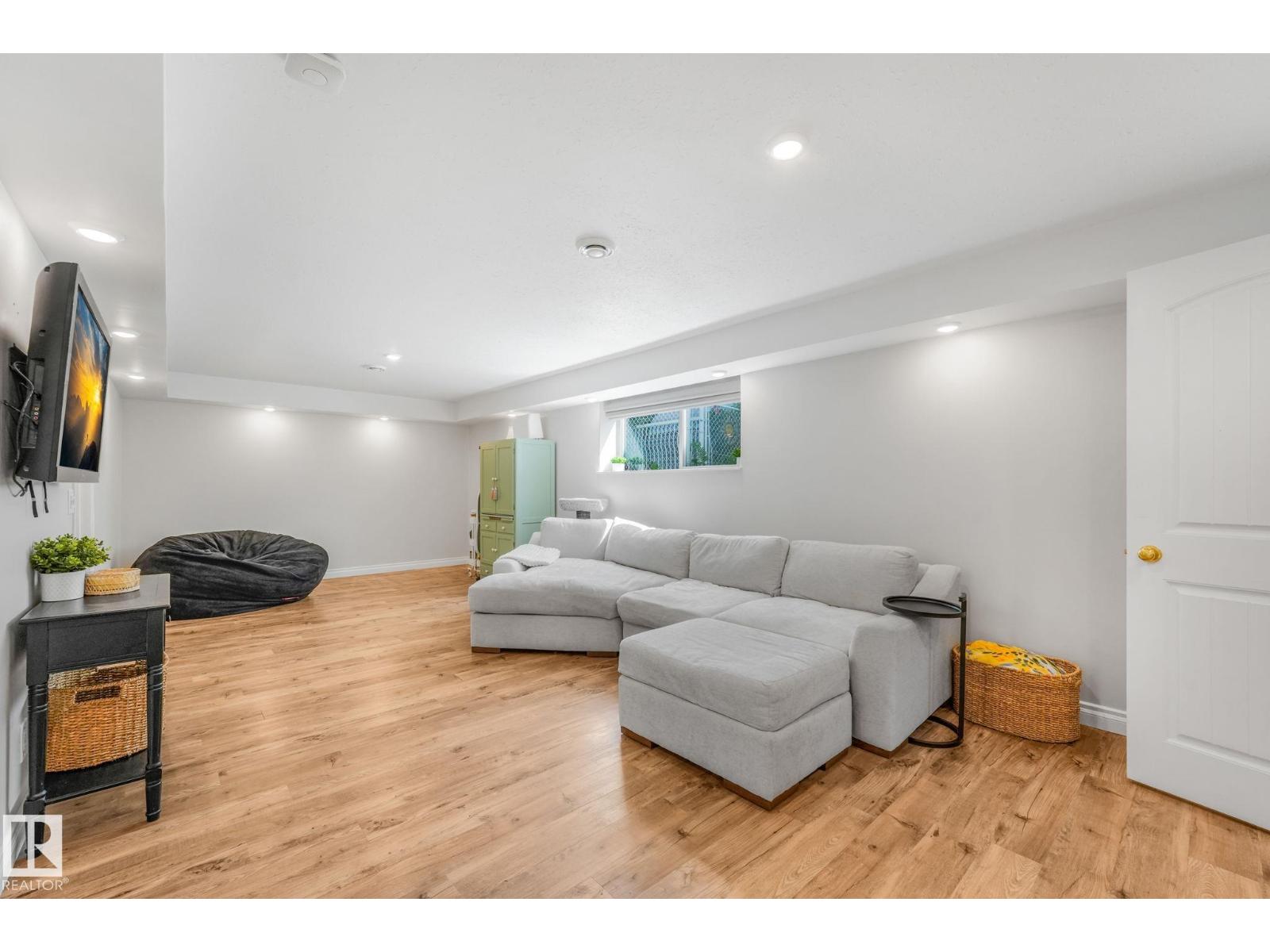 22 LANDSDOWNE DR - 26
