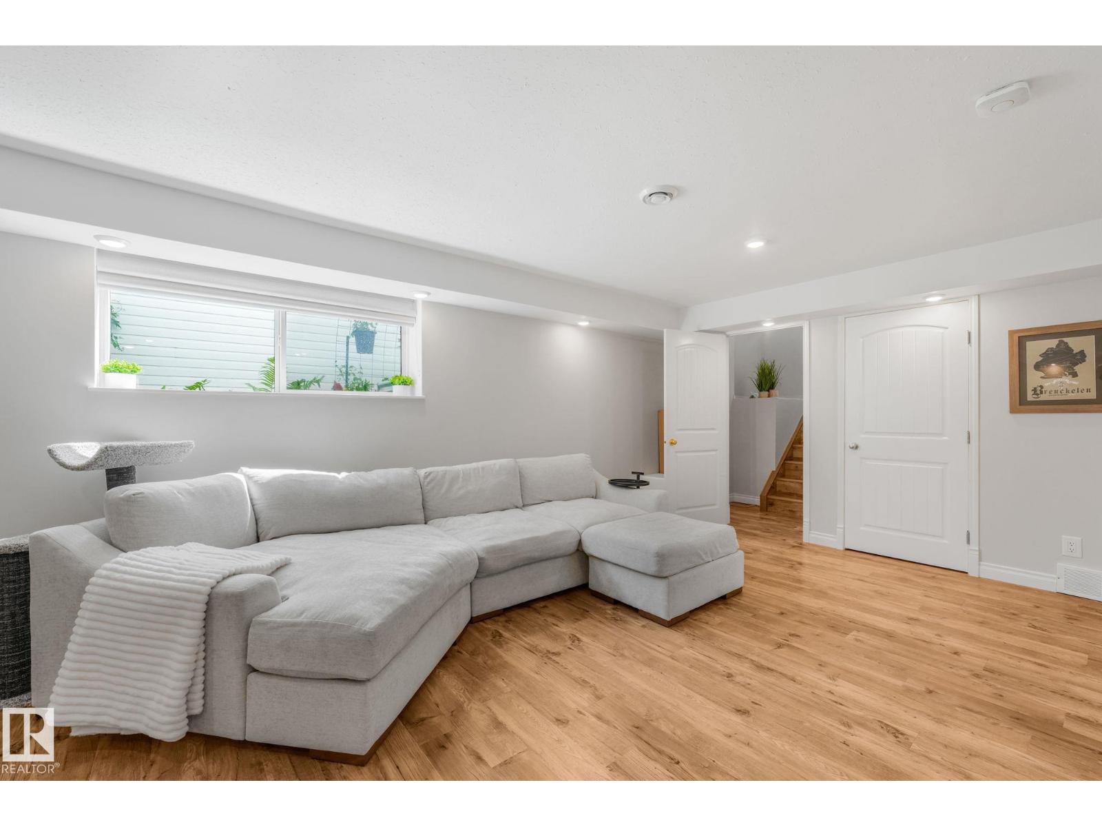 22 LANDSDOWNE DR - 27