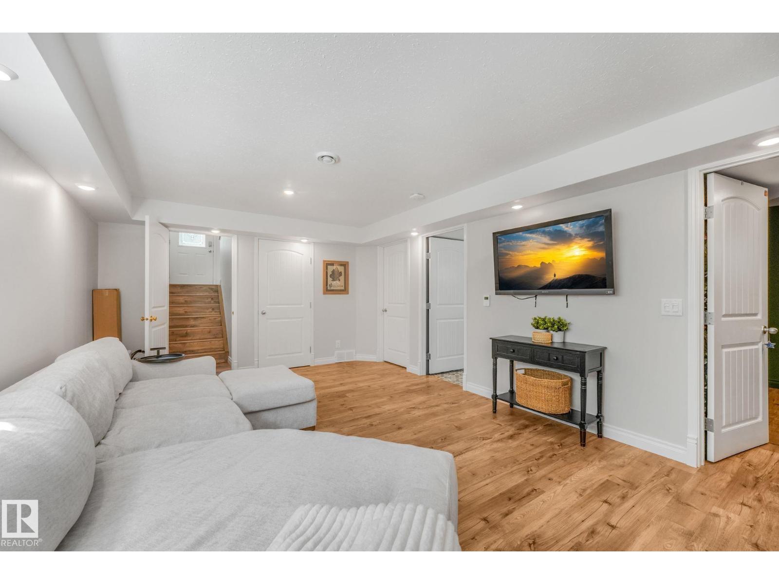 22 LANDSDOWNE DR - 28