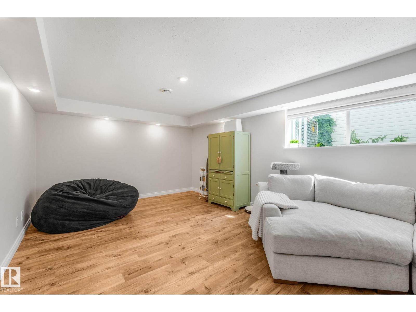 22 LANDSDOWNE DR - 30