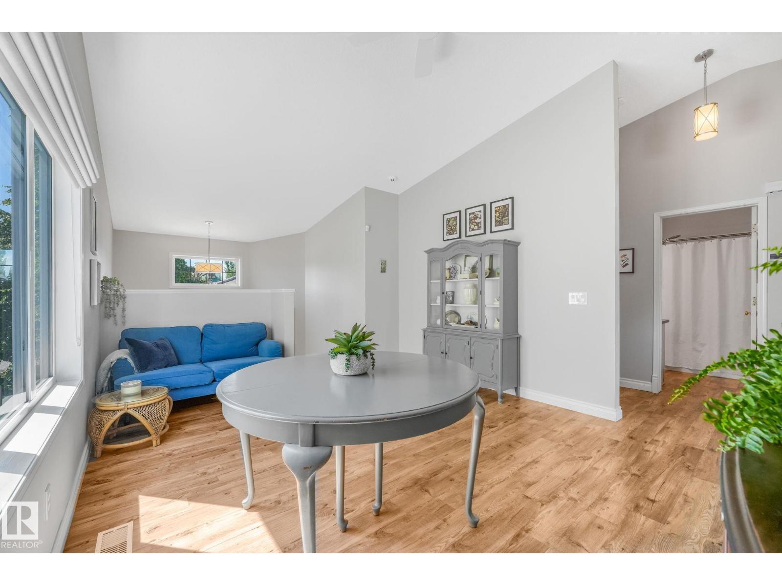 22 LANDSDOWNE DR - 6