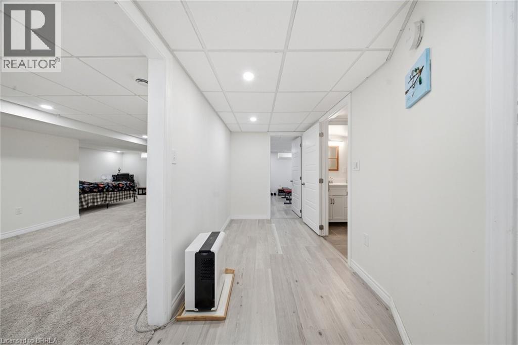 13 MACKAY Avenue - 21