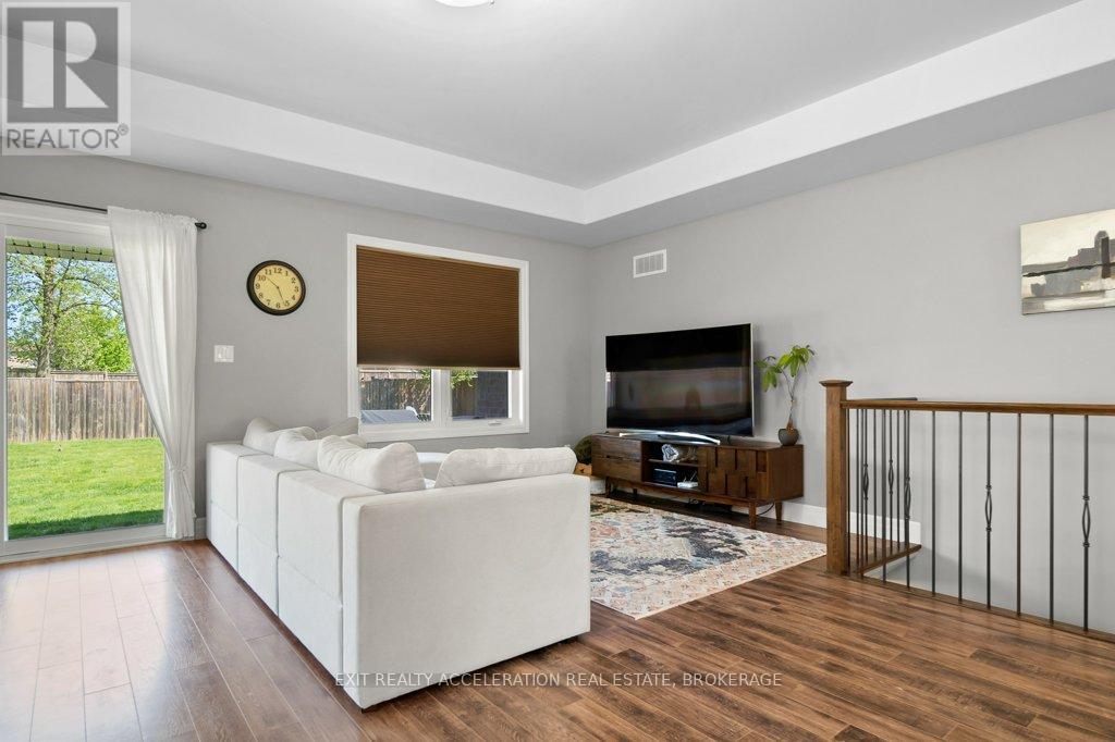 92 HARTWOOD CRESCENT - 11