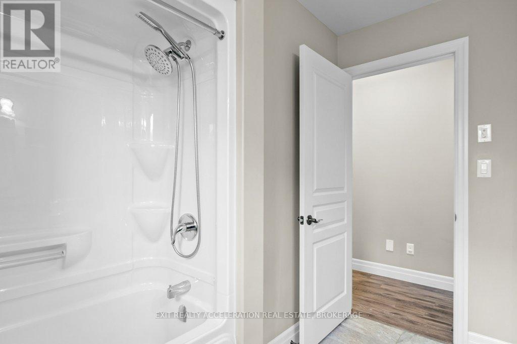 92 HARTWOOD CRESCENT - 23