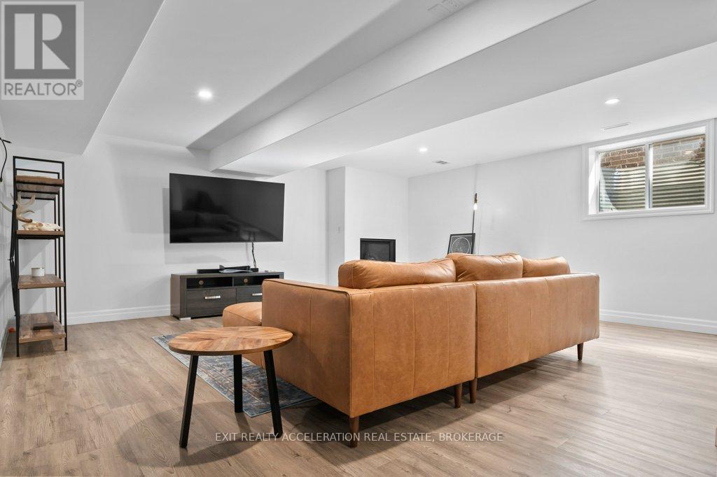 92 HARTWOOD CRESCENT - 25