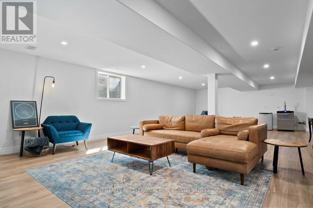 92 HARTWOOD CRESCENT - 27