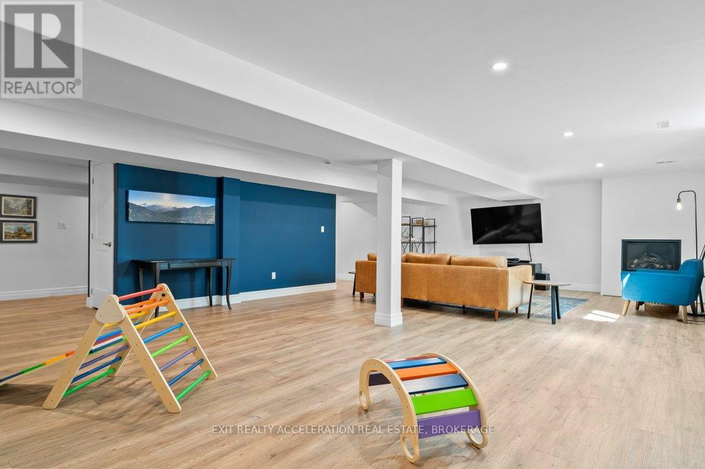 92 HARTWOOD CRESCENT - 29