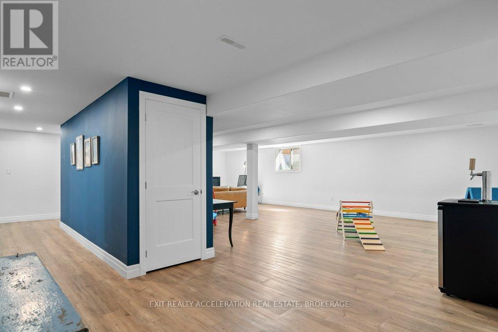 92 HARTWOOD CRESCENT - 32
