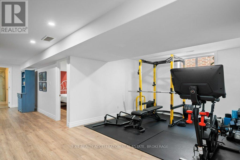 92 HARTWOOD CRESCENT - 33